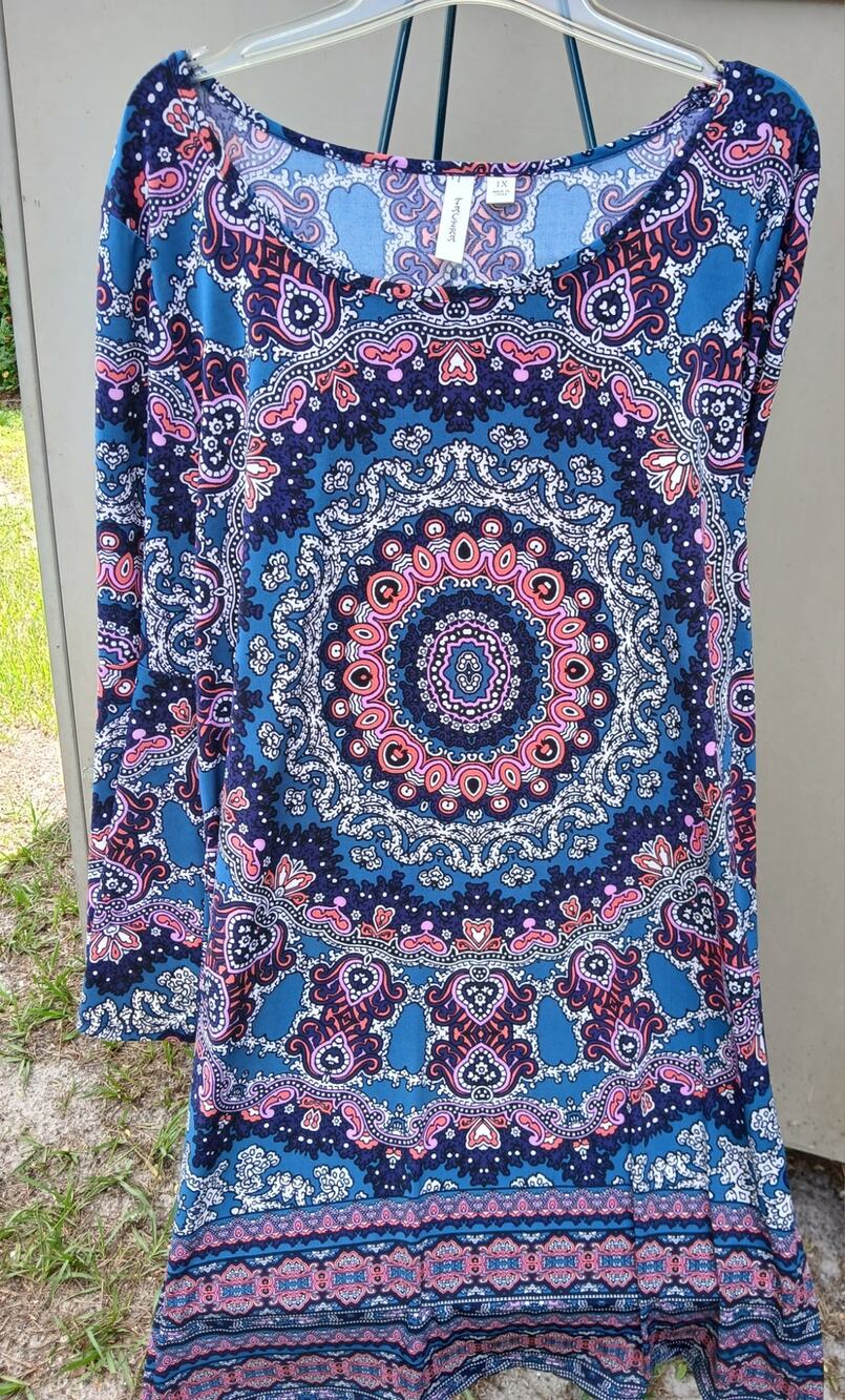 TACERA Smooth Knit Long Bell Sleeve 1X Shift Dress Blue White Busy Print